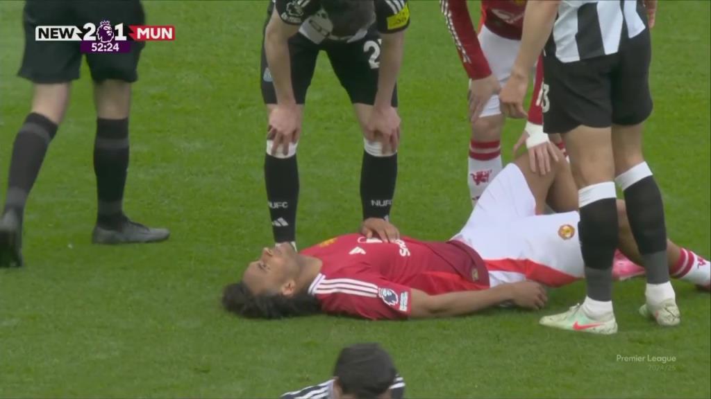 发力过猛！齐尔克泽中路带球过人后自己拉伤！被霍伊伦替换下场！